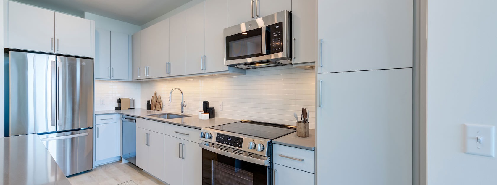 under cabinet lighting in kitchen